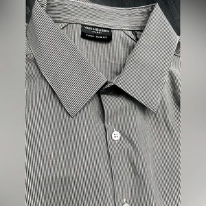 Van Heusen men’s buttoned shirt.
